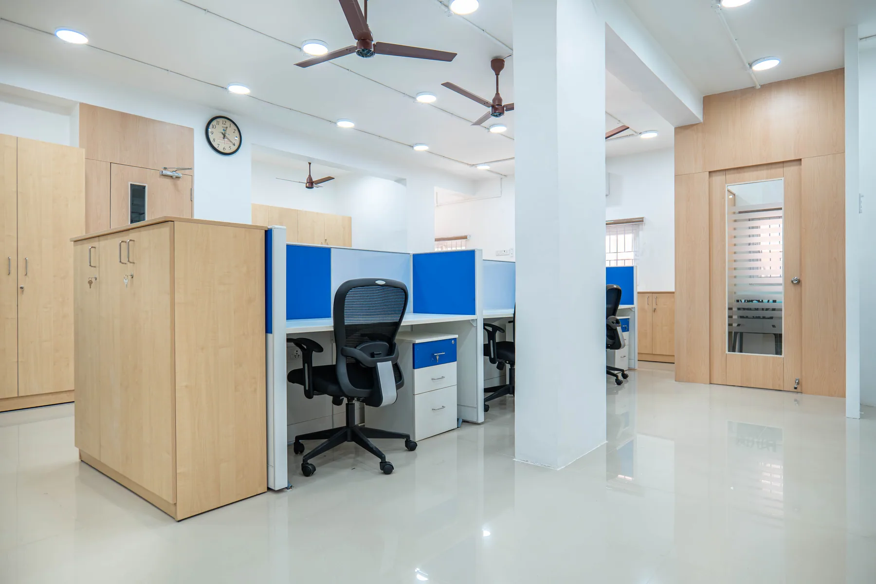Financial services office — photograph 3