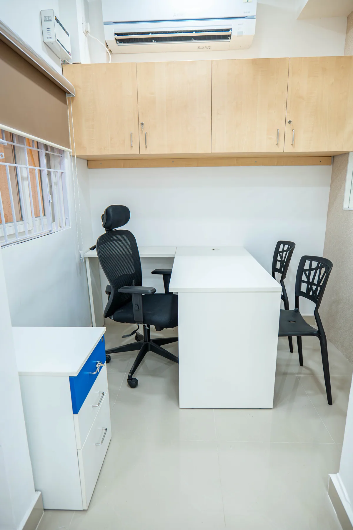 Financial services office — photograph 8