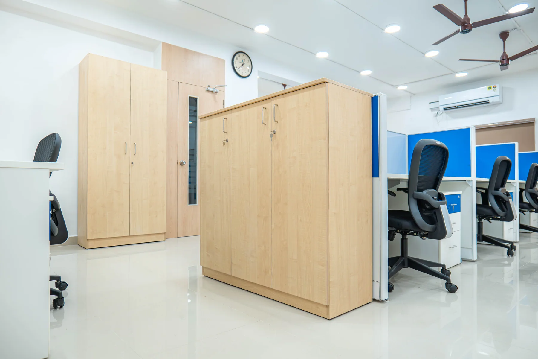Financial services office — photograph 10