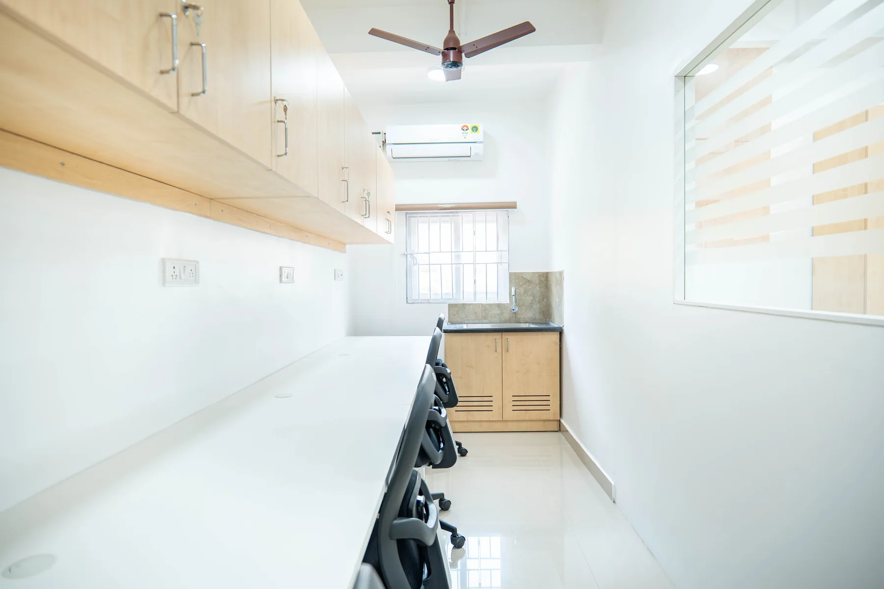 Financial services office — photograph 11