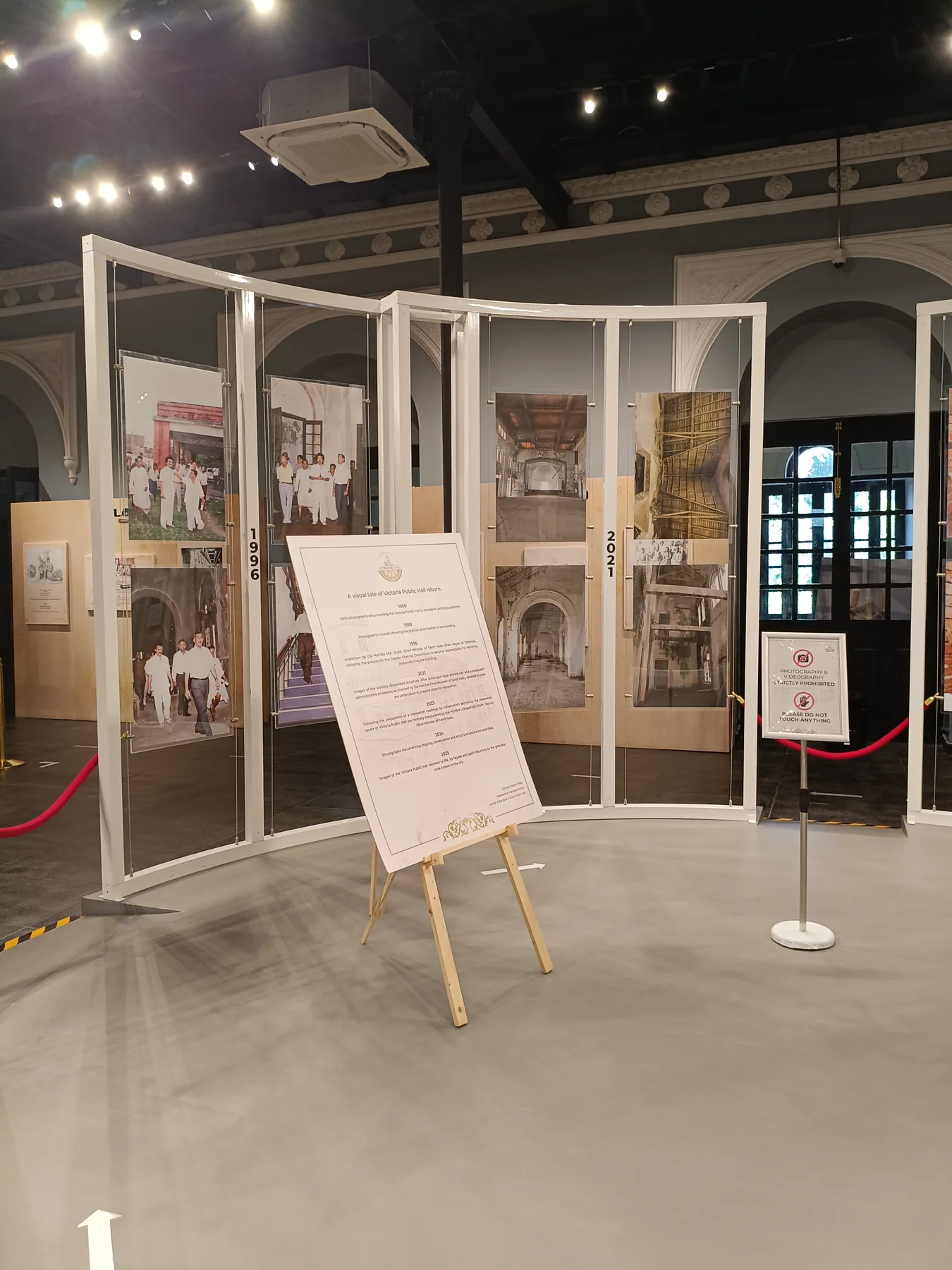Information easel beside the circular display