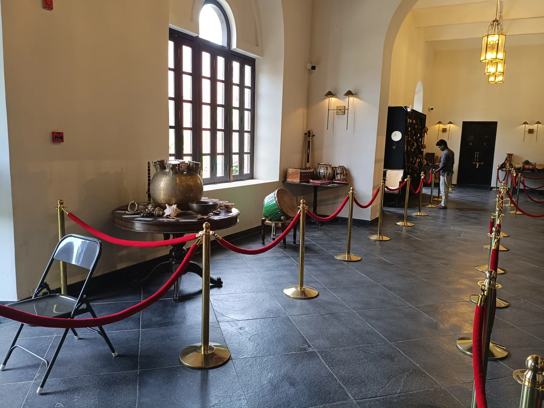 Object displays arranged along the gallery aisle