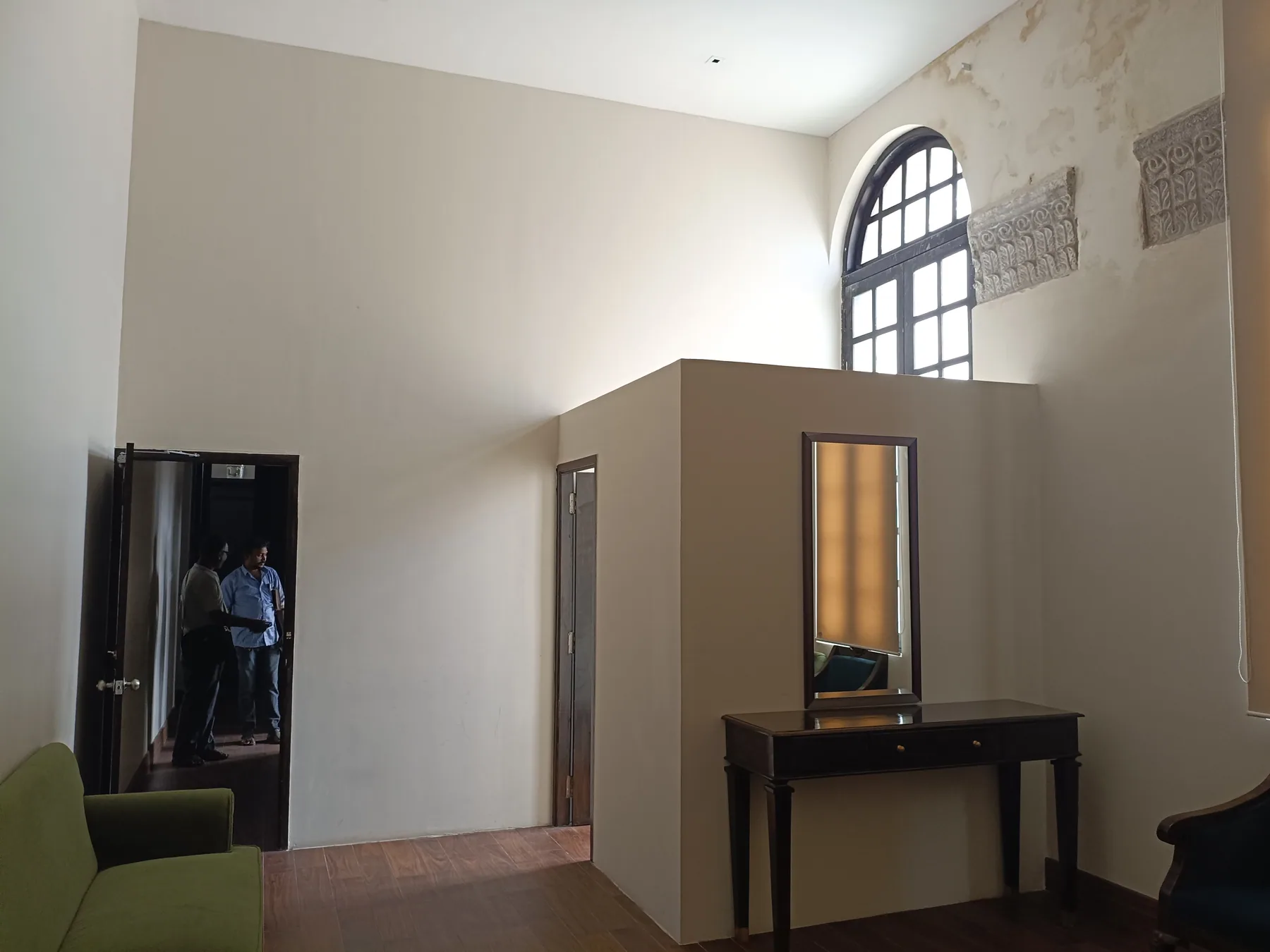 Freestanding partitions within the gallery